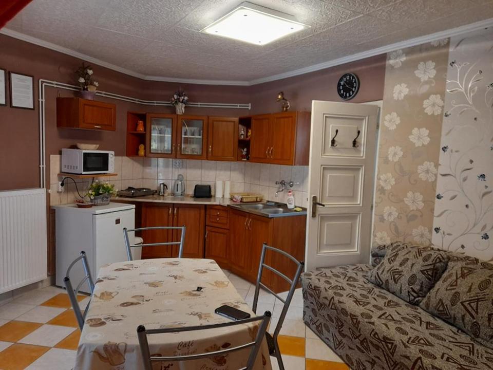Gyoengyvirag Apartment Romhány Екстериор снимка